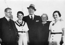 Willy Leuzinger mit den drei T�chtern und dem UFA-Star Hans Albers in Horgen, 1934