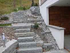 Treppenaufgang aus Steinbl�cken in versch. L�ngen.