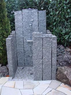 Dusche komplet aus Granitstehlen errichtet.