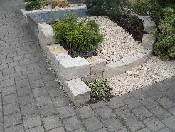 L�geronmauer aus kleineren Bl�cken.