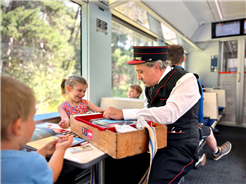 Clà Ferrovia im Alvra Familienabteil auf der Albulalinie