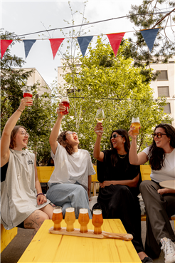 FRAUEN EM LOUNGE & LIVE BROADCAST