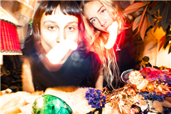 «Liebesgeschichten im Vakuum» Performance Naira Ramos und Laura Jana Luterbach