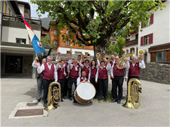 Neuinstrumentierung Dorfmusik Rothenbrunnen / Kantonale Veteranenehrung