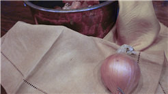 Tinten- und Färberrezepturen mit Nüssen, Efeu und Zwiebeln