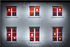 Adventsfenster zum Tag der Menschenrechte