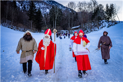 Sankt Nikolaus Verein Stans - Besuchstag beim Samichlais - Einzug ins Dorf