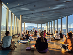 Yoga auf dem Niesen