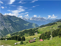 Wanderung auf dem Schächentaler Höhenweg - sonnige Pfade und alpine Aussichten