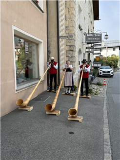 Alphornkonzert vor der Handweberei Tessanda