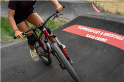 Erste Schritte auf dem Pumptrack