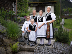 Trachtenausstellung im Dorfkern Elm
